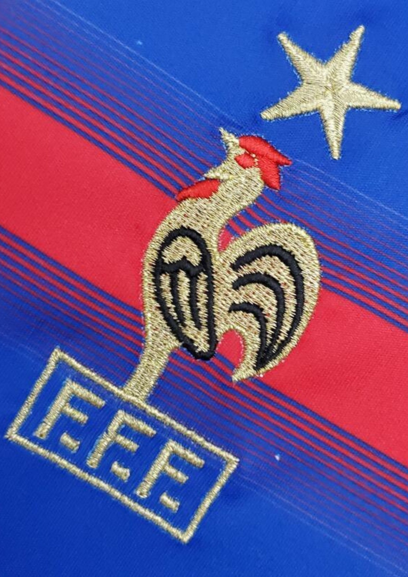 France Domicile 2006 (Vierge) : Bleu, bande rouge dégradée, technologie Teamgeist. GoalKits