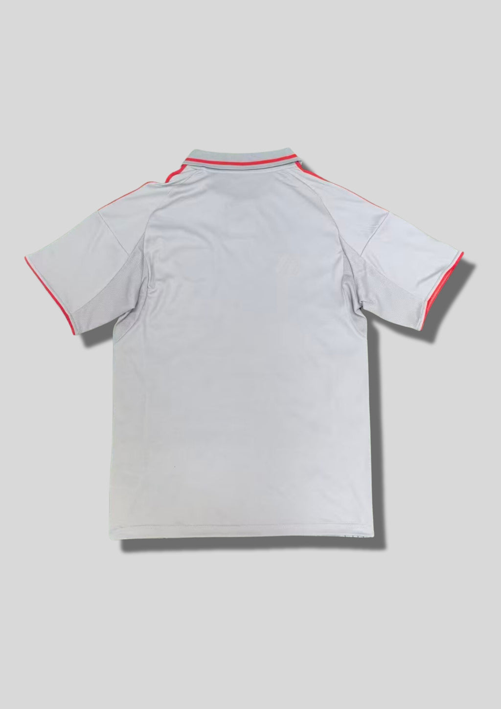 Olympique Lyonnais "Third" 2024-2025 : maillot gris clair avec un col polo, des motifs géométriques et des lignes rappelant des circuits imprimés, logos et détails rose vif. GoalKits
