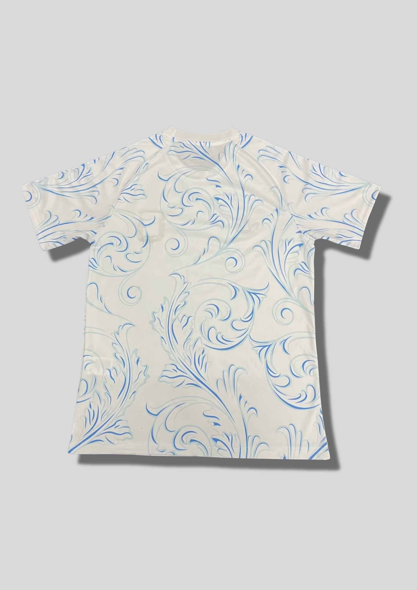 Argentine 2024 (Lifestyle/Retro) Blanc, motifs floraux baroques bleus, logo Adidas Trefoil et écusson AFA classique. GoalKits