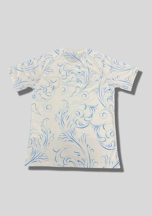 Argentine 2024 (Lifestyle/Retro) Blanc, motifs floraux baroques bleus, logo Adidas Trefoil et écusson AFA classique. GoalKits