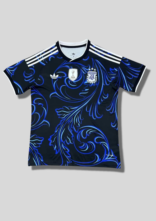 Argentine 2024 (Lifestyle/Special Edition) Noir, motifs floraux baroques bleus, logo Adidas Trefoil et badge FIFA 2022. GoalKits