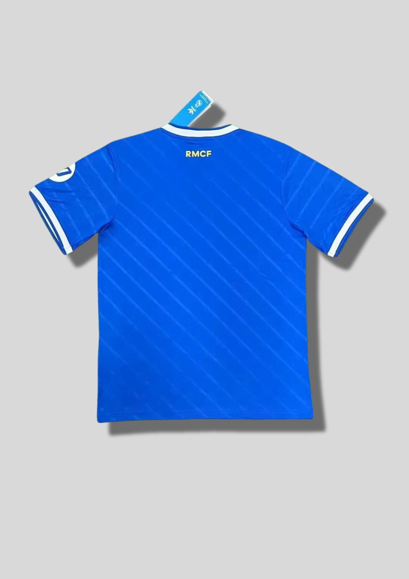 Real Madrid : Maillot d'entraînement / Édition Spéciale – Bleu roi avec fines rayures diagonales ton sur ton, col et bords de manches blancs, et logo HP sur la manche. GoalKits