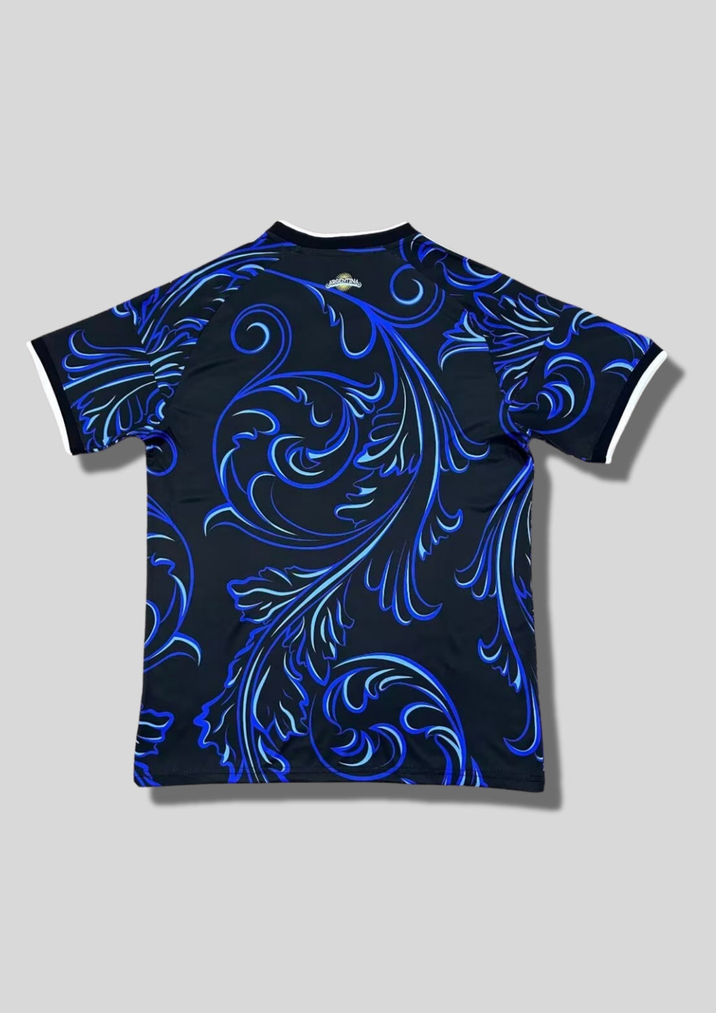 Argentine 2024 (Lifestyle/Special Edition) Noir, motifs floraux baroques bleus, logo Adidas Trefoil et badge FIFA 2022. GoalKits