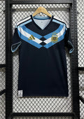 Argentine 2024 (Training/Pre-Match) Bleu marine, large chevron poitrine ciel et blanc, détails dorés. GoalKits