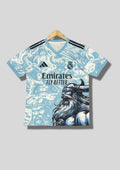 Real Madrid : Maillot d'entraînement / Édition Spéciale – Motif intégral "Viking" bleu ciel et blanc avec un guerrier barbu casqué sur le flanc. GoalKits