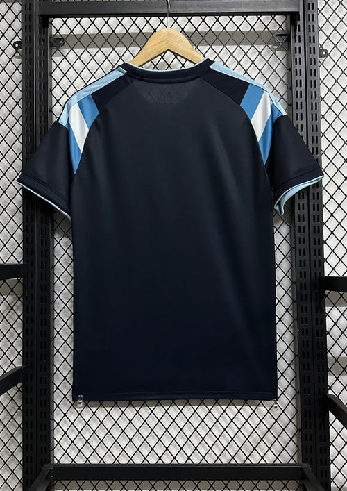 Argentine 2024 (Training/Pre-Match) Bleu marine, large chevron poitrine ciel et blanc, détails dorés. GoalKits