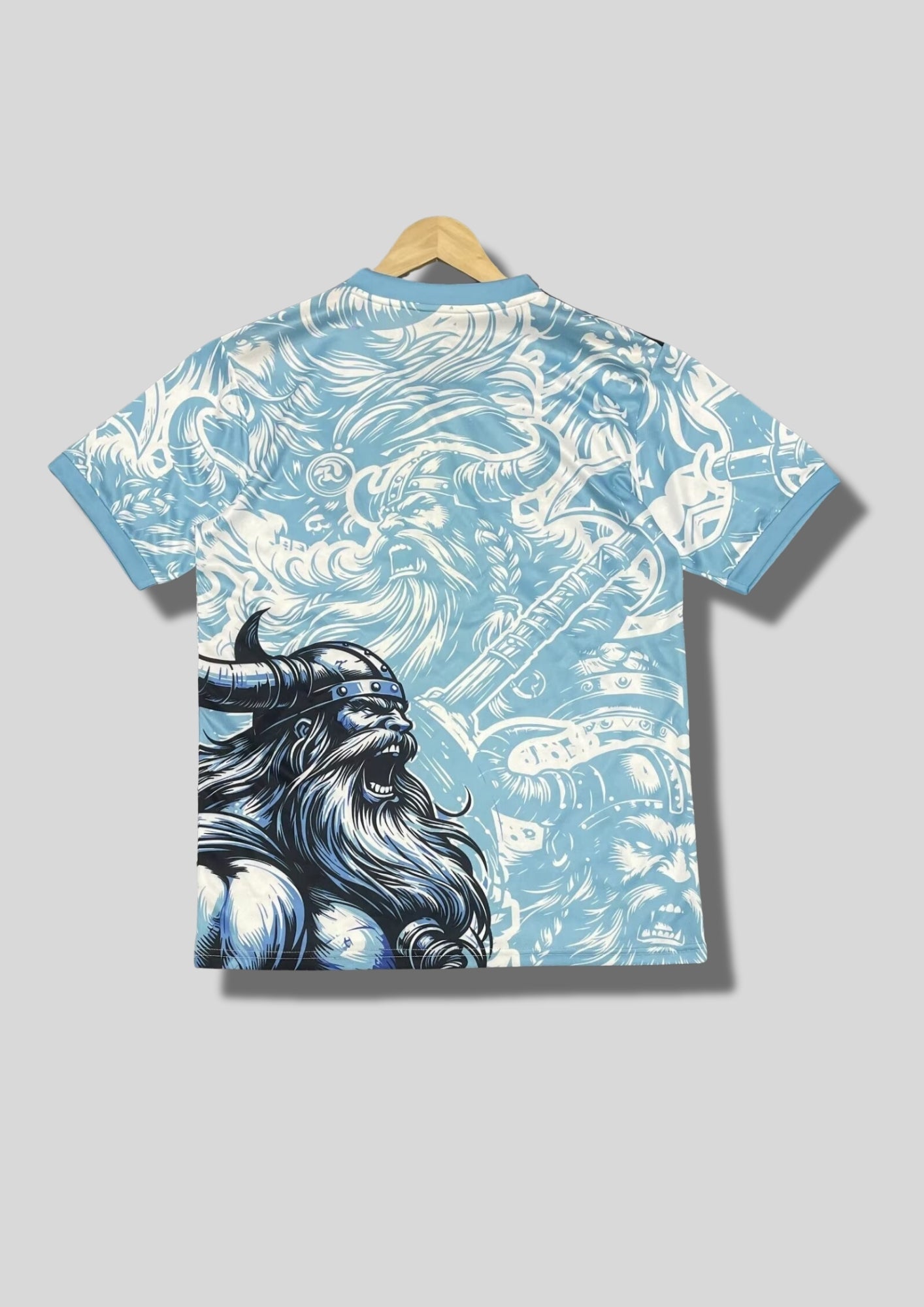 Real Madrid : Maillot d'entraînement / Édition Spéciale – Motif intégral "Viking" bleu ciel et blanc avec un guerrier barbu casqué sur le flanc. GoalKits