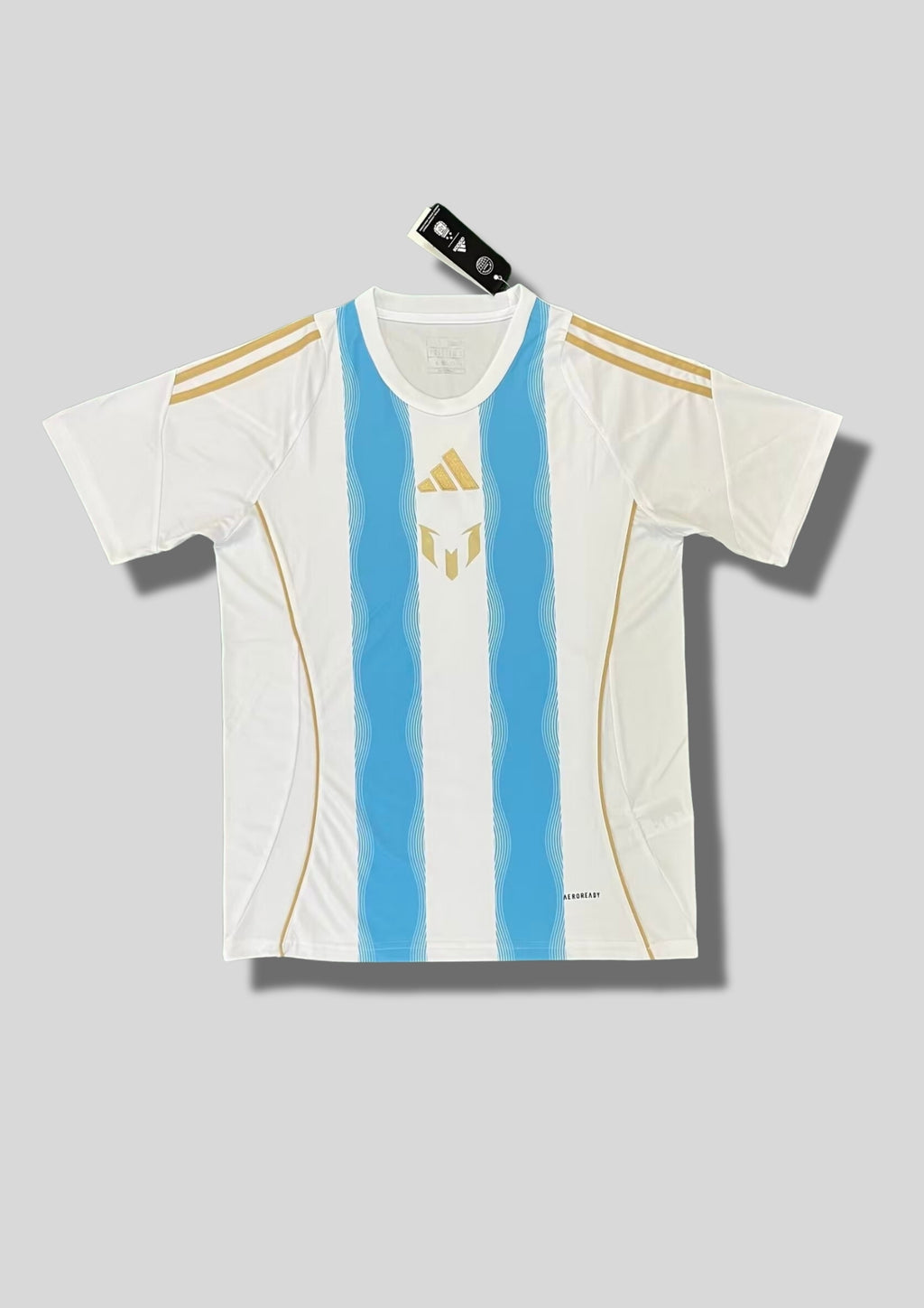 Argentine 2024 (Messi Edition) Blanc, deux larges rayures ciel ondulées, logos Adidas et Messi dorés au centre. GoalKits