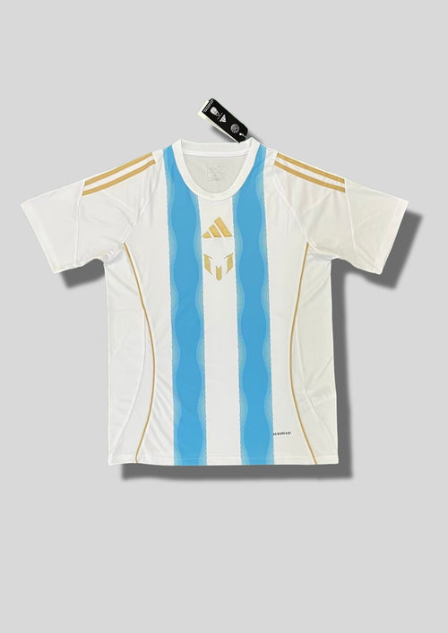 Argentine 2024 (Messi Edition) Blanc, deux larges rayures ciel ondulées, logos Adidas et Messi dorés au centre. GoalKits