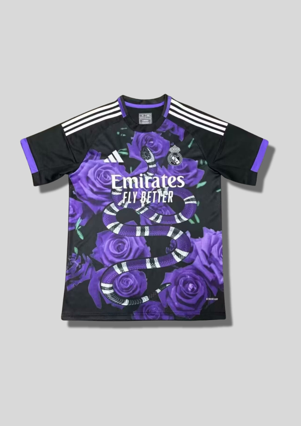 Real Madrid : Maillot d'entraînement / Édition Spéciale – Noir avec un motif de roses violettes et un serpent corail (noir, blanc, violet) s'enroulant sur le devant. GoalKits