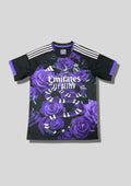 Real Madrid : Maillot d'entraînement / Édition Spéciale – Noir avec un motif de roses violettes et un serpent corail (noir, blanc, violet) s'enroulant sur le devant. GoalKits