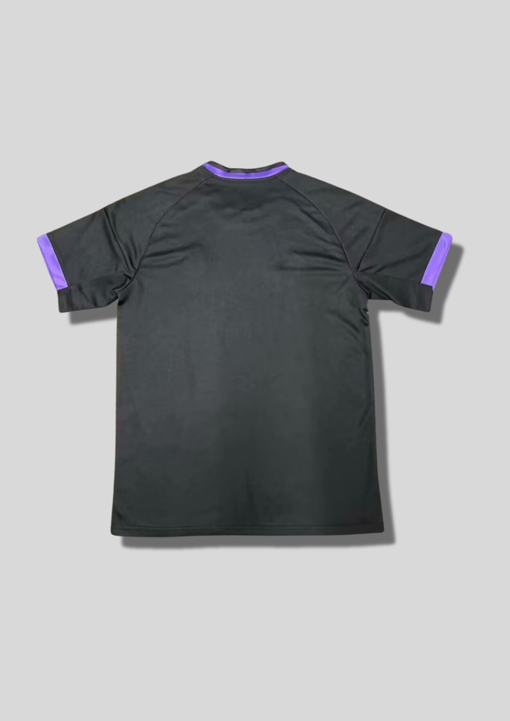Real Madrid : Maillot d'entraînement / Édition Spéciale – Noir avec un motif de roses violettes et un serpent corail (noir, blanc, violet) s'enroulant sur le devant. GoalKits