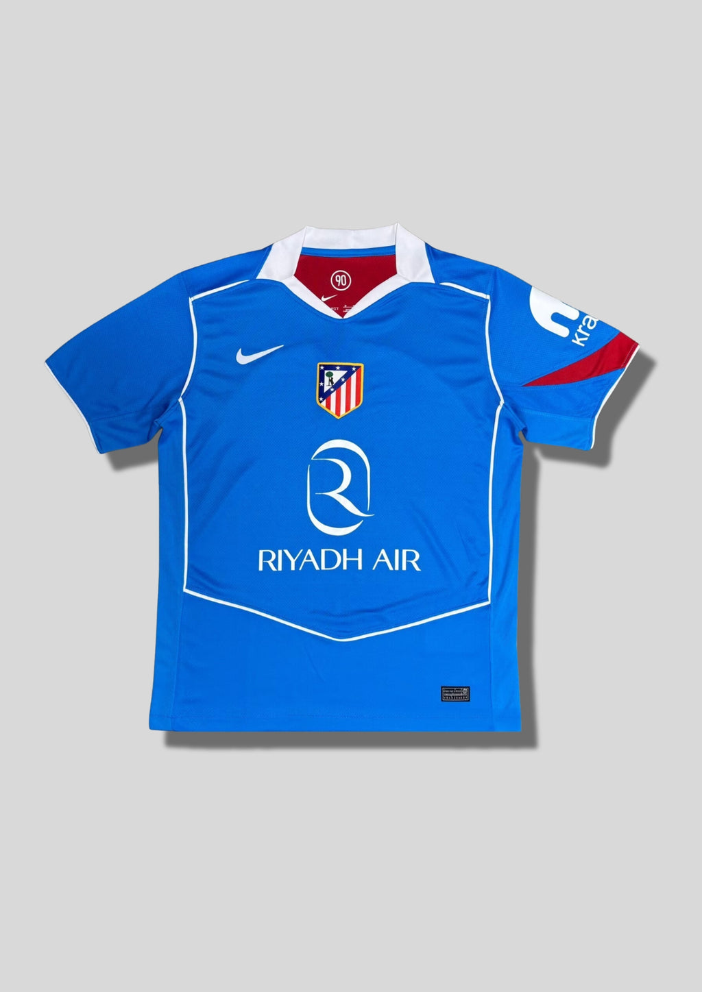Atlético de Madrid Domicile (2024/25) : Design traditionnel à rayures verticales rouges et blanches avec le sponsor Riyadh Air. GoalKits