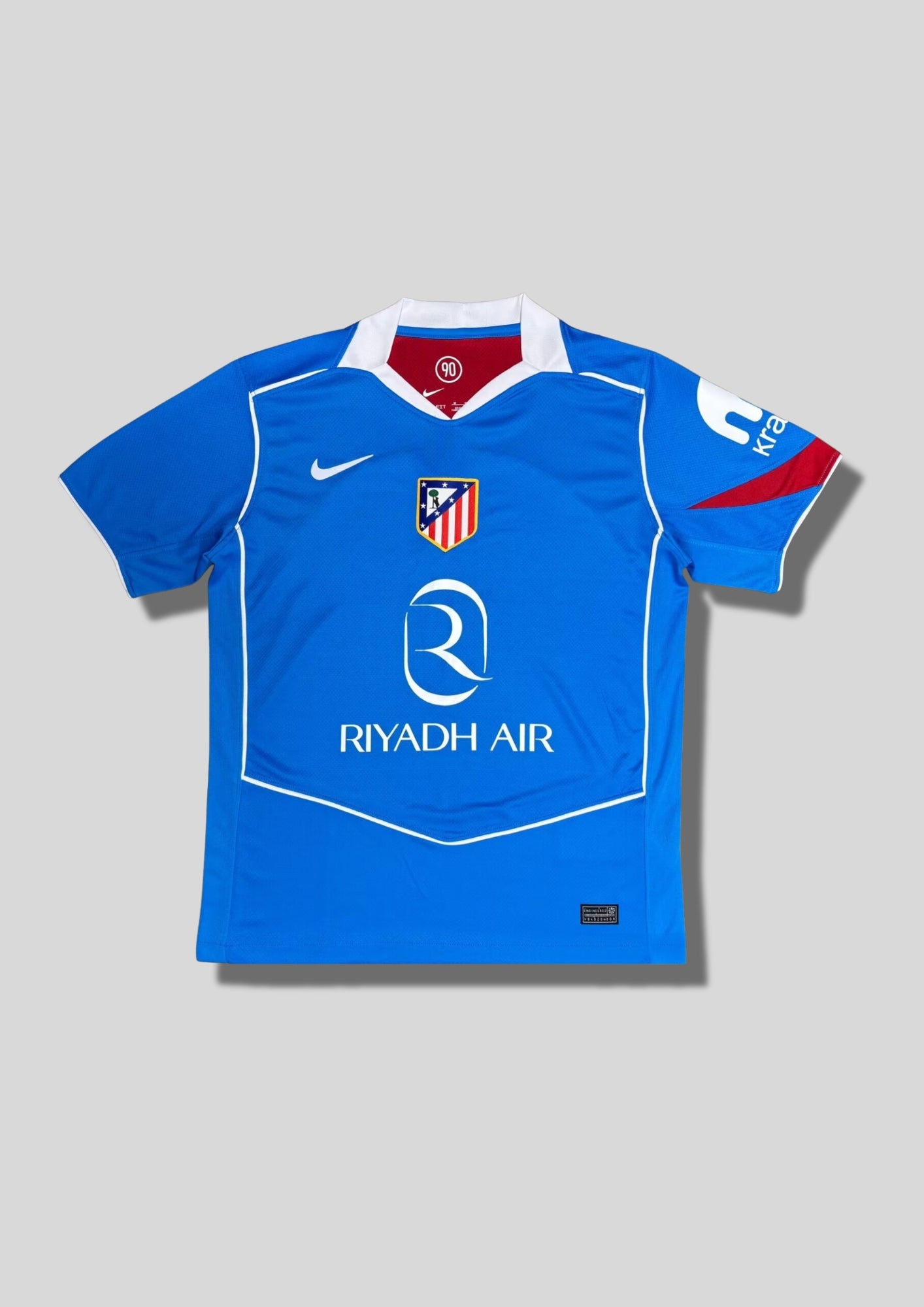 Atlético de Madrid Domicile (2024/25) : Design traditionnel à rayures verticales rouges et blanches avec le sponsor Riyadh Air. GoalKits