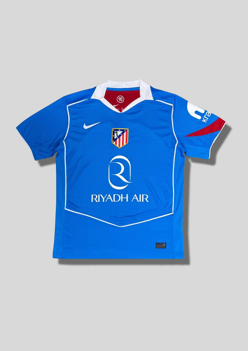 Atlético de Madrid Domicile (2024/25) : Design traditionnel à rayures verticales rouges et blanches avec le sponsor Riyadh Air. GoalKits