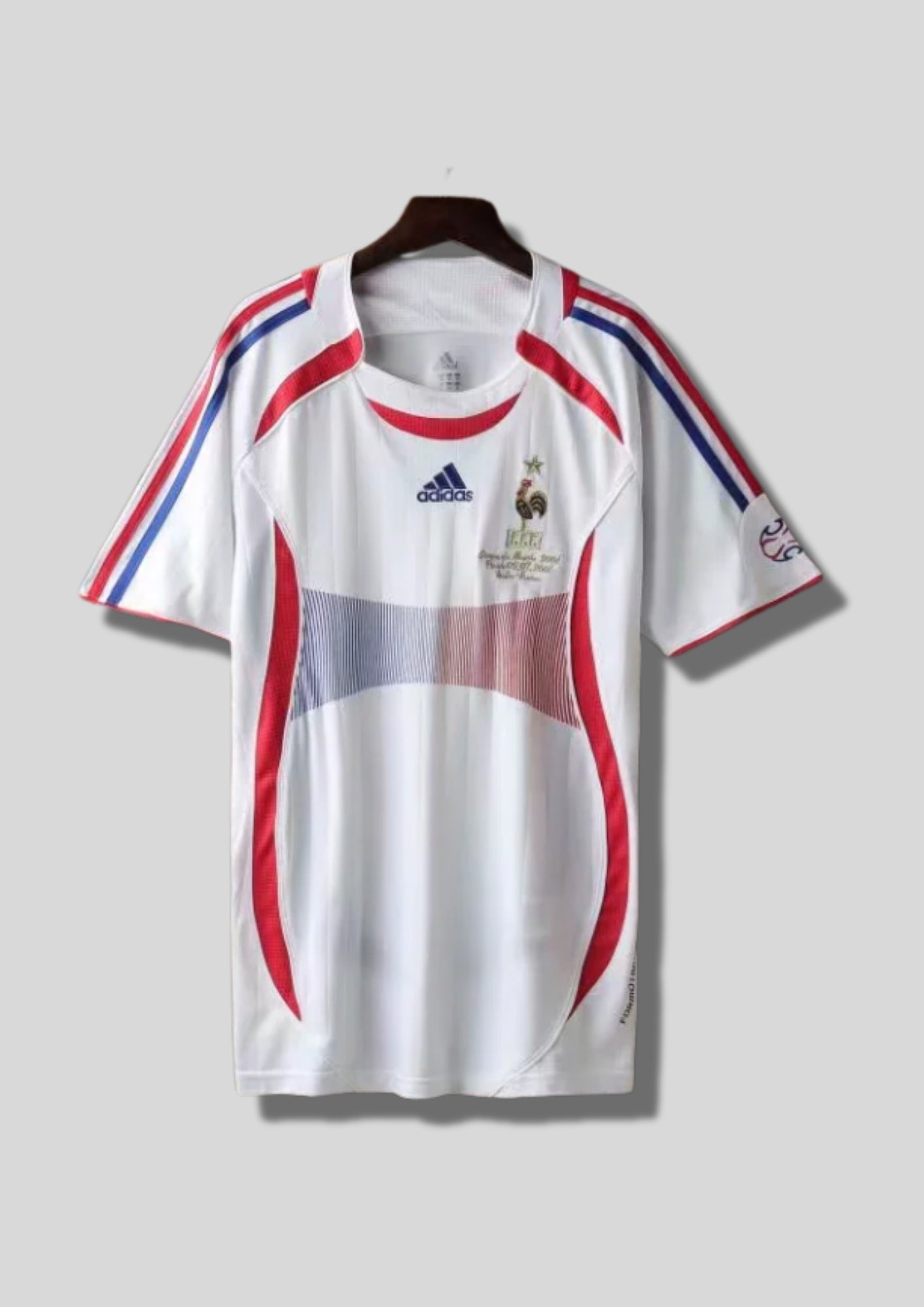 France Extérieur 2006 : Blanc, bande centrale tricolore dégradée, détails rouges courbés. GoalKits