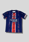 Paris Saint-Germain (France) Édition Artistique "Street Style" (Marine) : Un design bleu marine profond avec une bande centrale rouge et blanche au style "peinture" éclatée. GoalKits