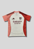 Olympique Lyonnais "Training" crème et corail : maillot blanc cassé avec des manches et des panneaux latéraux asymétriques dans des tons corail et rouge brique, logos et bandes Adidas bordeaux. GoalKits