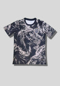 Angleterre 2024 (Pre-Match) Noir et gris anthracite, motifs graphiques abstraits "pelage de lion" sur l'ensemble, virgule Nike blanche et écusson des Three Lions classique. GoalKits