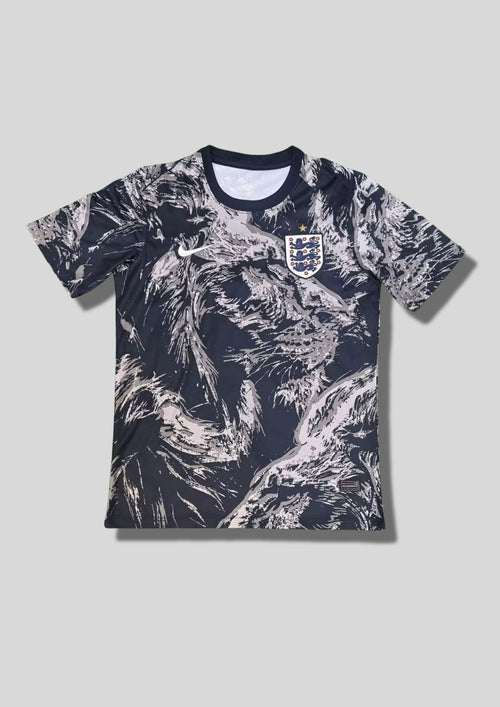 Angleterre 2024 (Pre-Match) Noir et gris anthracite, motifs graphiques abstraits "pelage de lion" sur l'ensemble, virgule Nike blanche et écusson des Three Lions classique. GoalKits