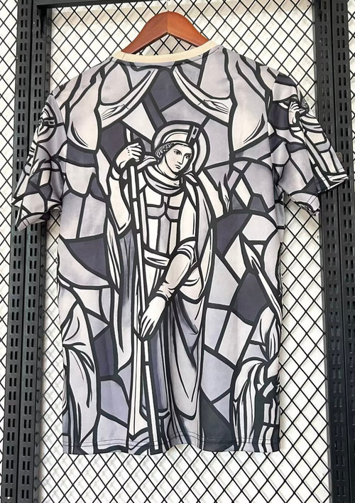 Angleterre 2024 (Concept x Palace) Gris et beige, motif intégral style vitrail médiéval représentant des figures religieuses, logo Nike surmonté du triangle Palace. GoalKits