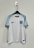 Angleterre Euro 2016 (Domicile) Blanc, manches bleu ciel à rayures fines, col en V et bandes latérales bleu marine. GoalKits