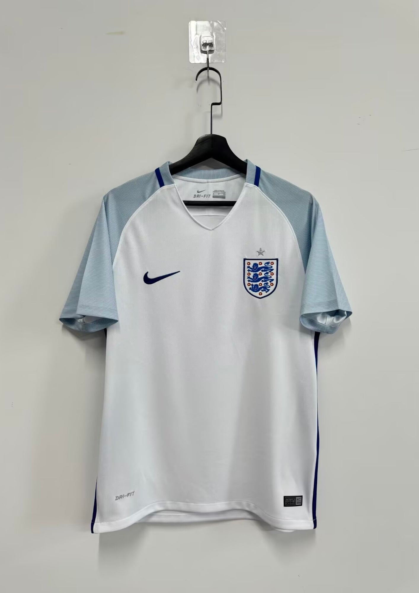 Angleterre Euro 2016 (Domicile) Blanc, manches bleu ciel à rayures fines, col en V et bandes latérales bleu marine. GoalKits