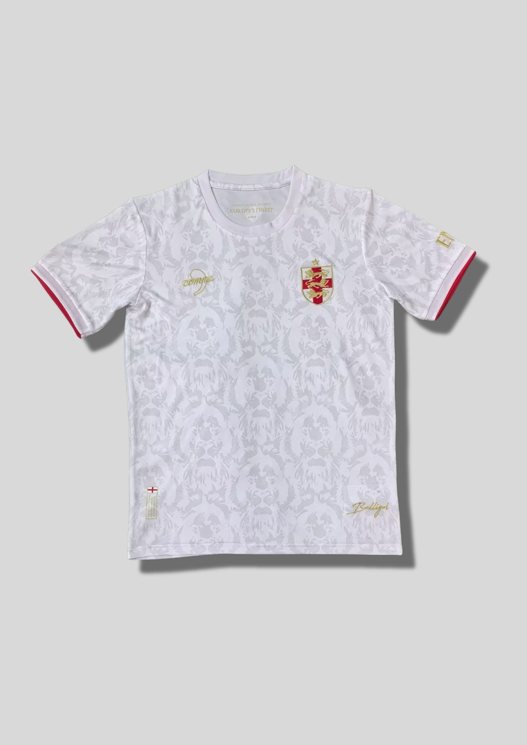 Angleterre 2024 (Concept/Lifestyle) Blanc, motifs répétitifs de têtes de lion en filigrane gris clair, écusson revisité avec croix de Saint-Georges et lions rouges, détails dorés. GoalKits