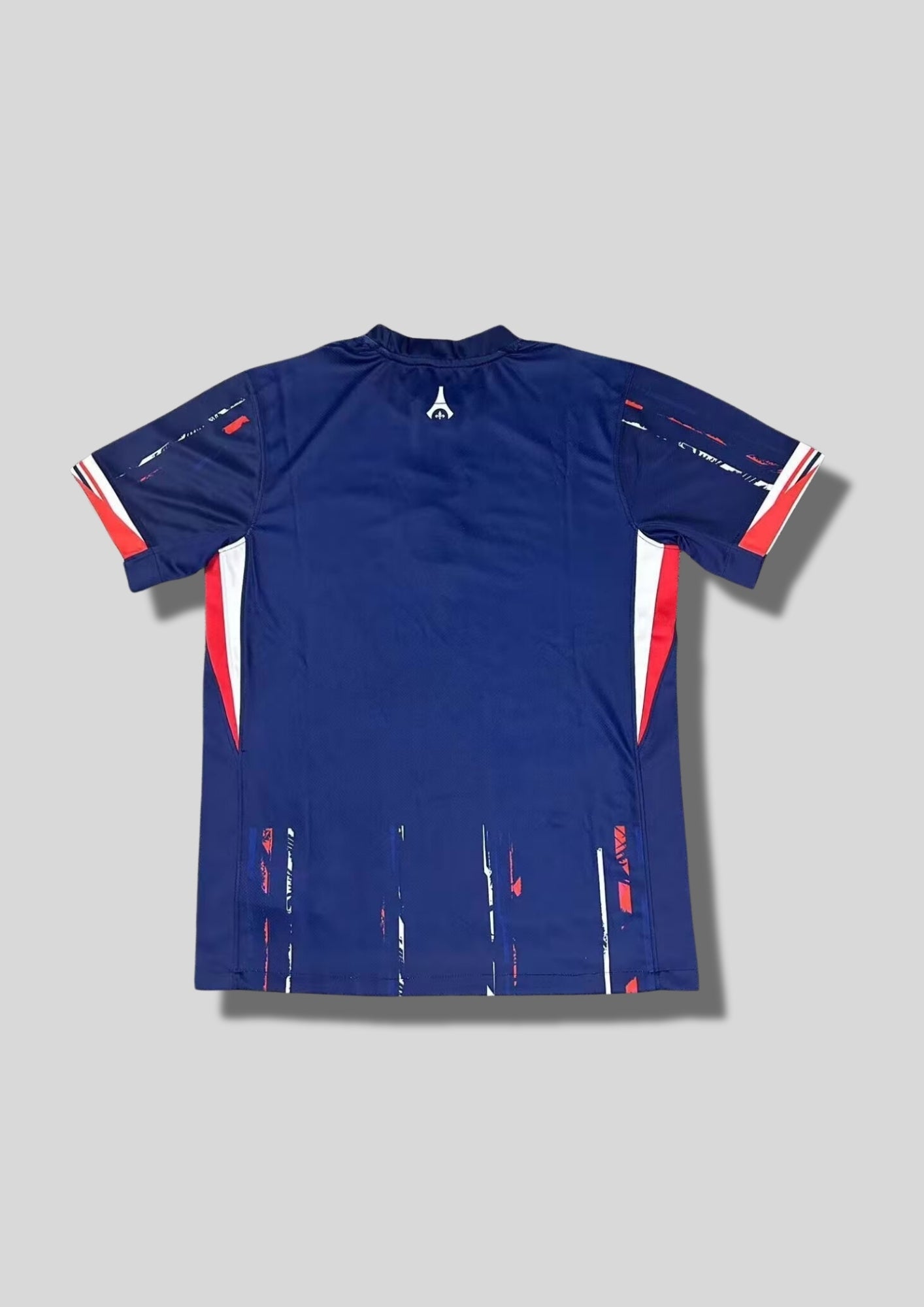 Paris Saint-Germain (France) Édition Artistique "Street Style" (Marine) : Un design bleu marine profond avec une bande centrale rouge et blanche au style "peinture" éclatée. GoalKits