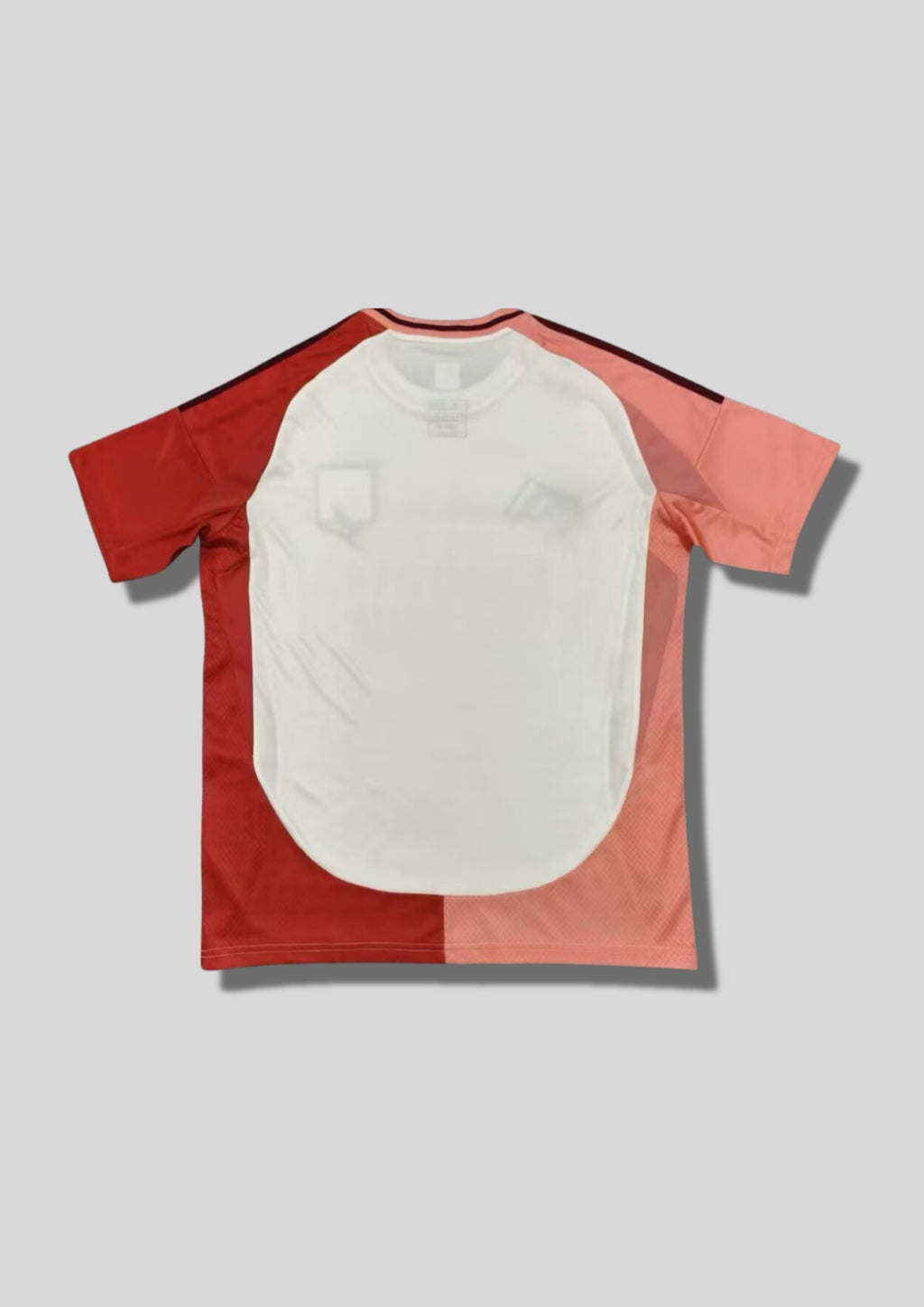 Olympique Lyonnais "Training" crème et corail : maillot blanc cassé avec des manches et des panneaux latéraux asymétriques dans des tons corail et rouge brique, logos et bandes Adidas bordeaux. GoalKits