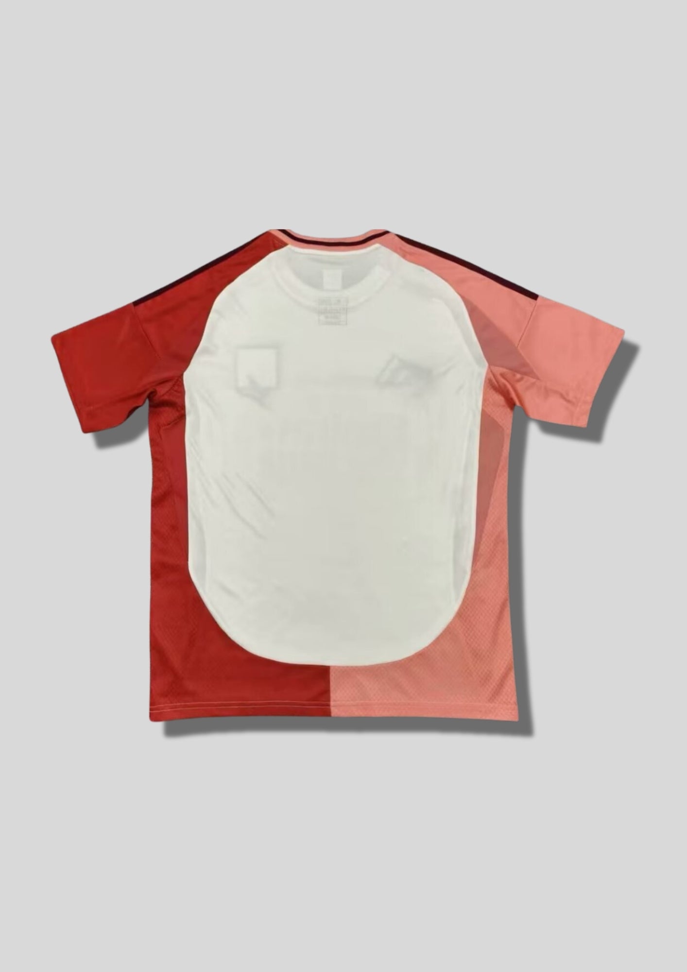 Olympique Lyonnais "Training" crème et corail : maillot blanc cassé avec des manches et des panneaux latéraux asymétriques dans des tons corail et rouge brique, logos et bandes Adidas bordeaux. GoalKits