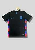 Angleterre 2024 (Training) Noir, bandes latérales multicolores (bleu, violet, rouge), virgule Nike et écusson Three Lions en bleu ciel. GoalKits