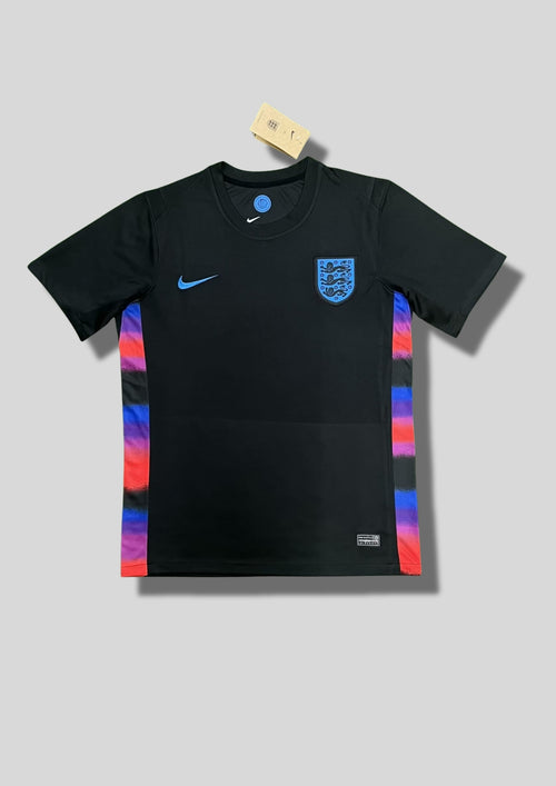 Angleterre 2024 (Training) Noir, bandes latérales multicolores (bleu, violet, rouge), virgule Nike et écusson Three Lions en bleu ciel. GoalKits