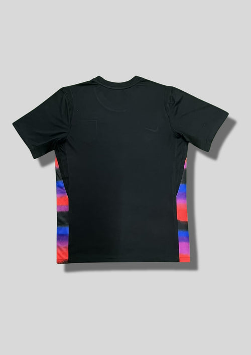 Angleterre 2024 (Training) Noir, bandes latérales multicolores (bleu, violet, rouge), virgule Nike et écusson Three Lions en bleu ciel. GoalKits
