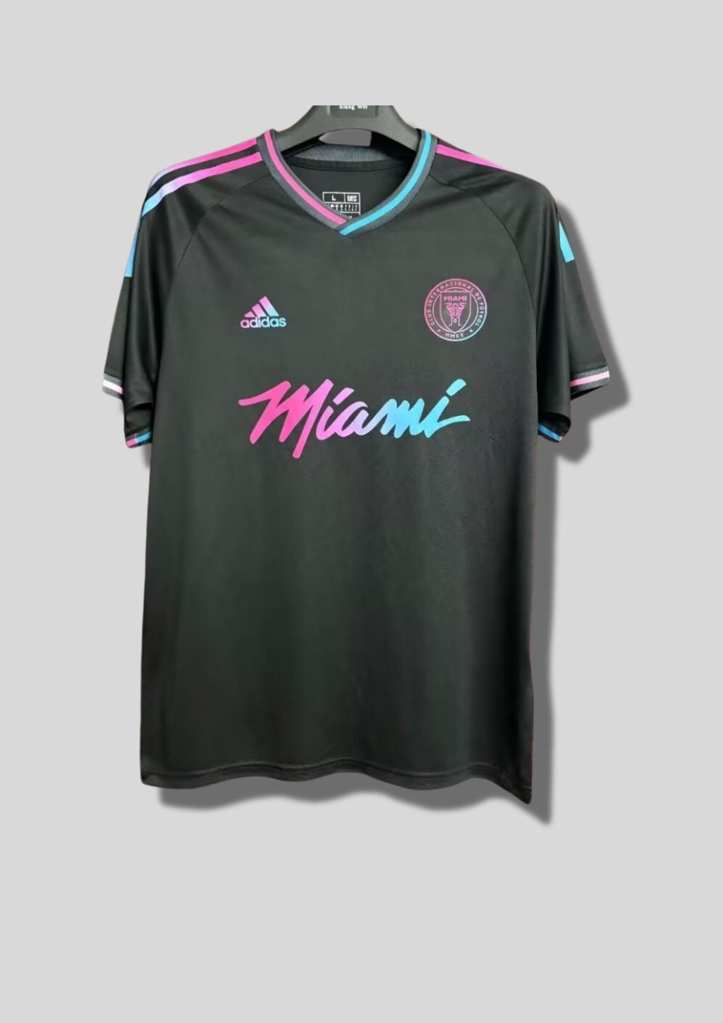 Inter Miami CF "Miami Vice" Edition : Noir avec logos et sponsor "Miami" en dégradé Rose et Bleu GoalKits
