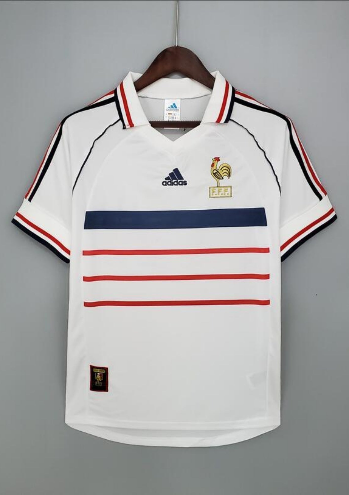 France Extérieur 1998 : Blanc, une bande bleue et trois bandes rouges horizontales, col polo. GoalKits