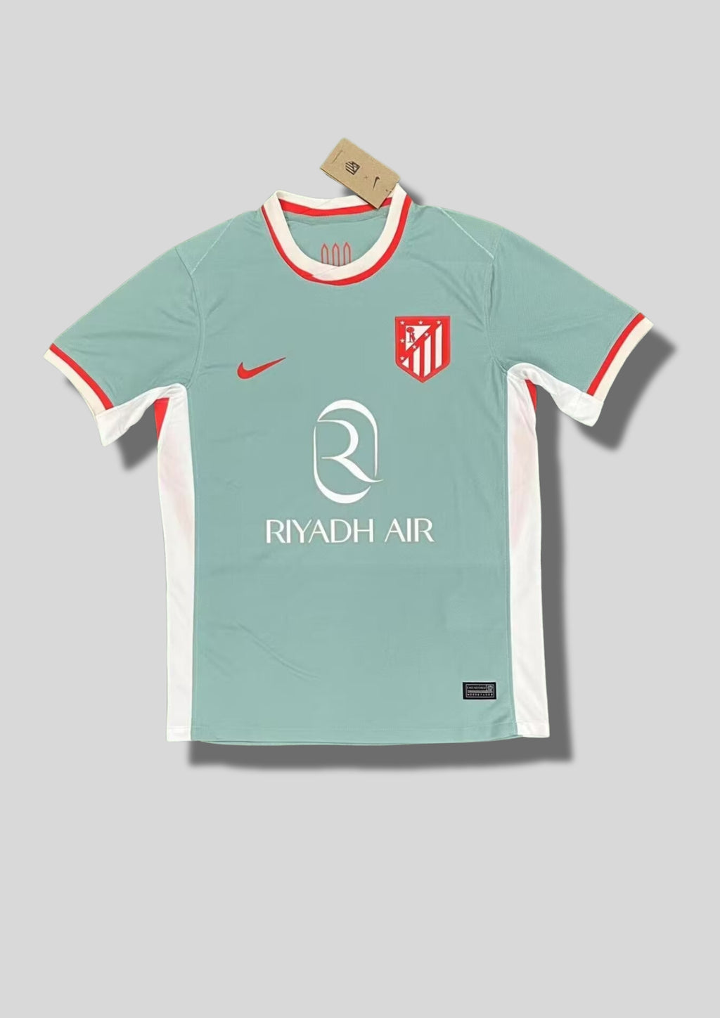 Atlético de Madrid (Extérieur / Third) : Maillot vert d'eau avec des détails rouges et blancs. GoalKits