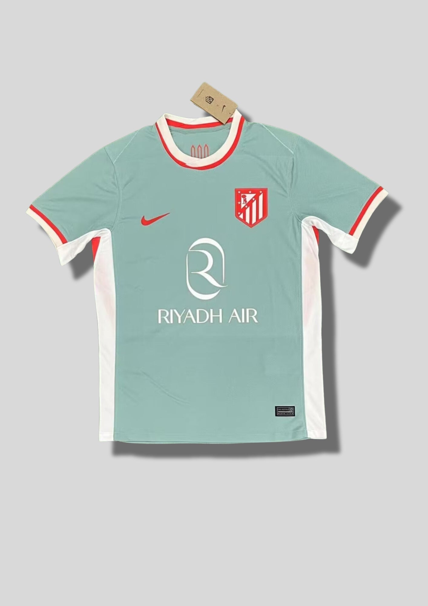 Atlético de Madrid (Extérieur / Third) : Maillot vert d'eau avec des détails rouges et blancs. GoalKits