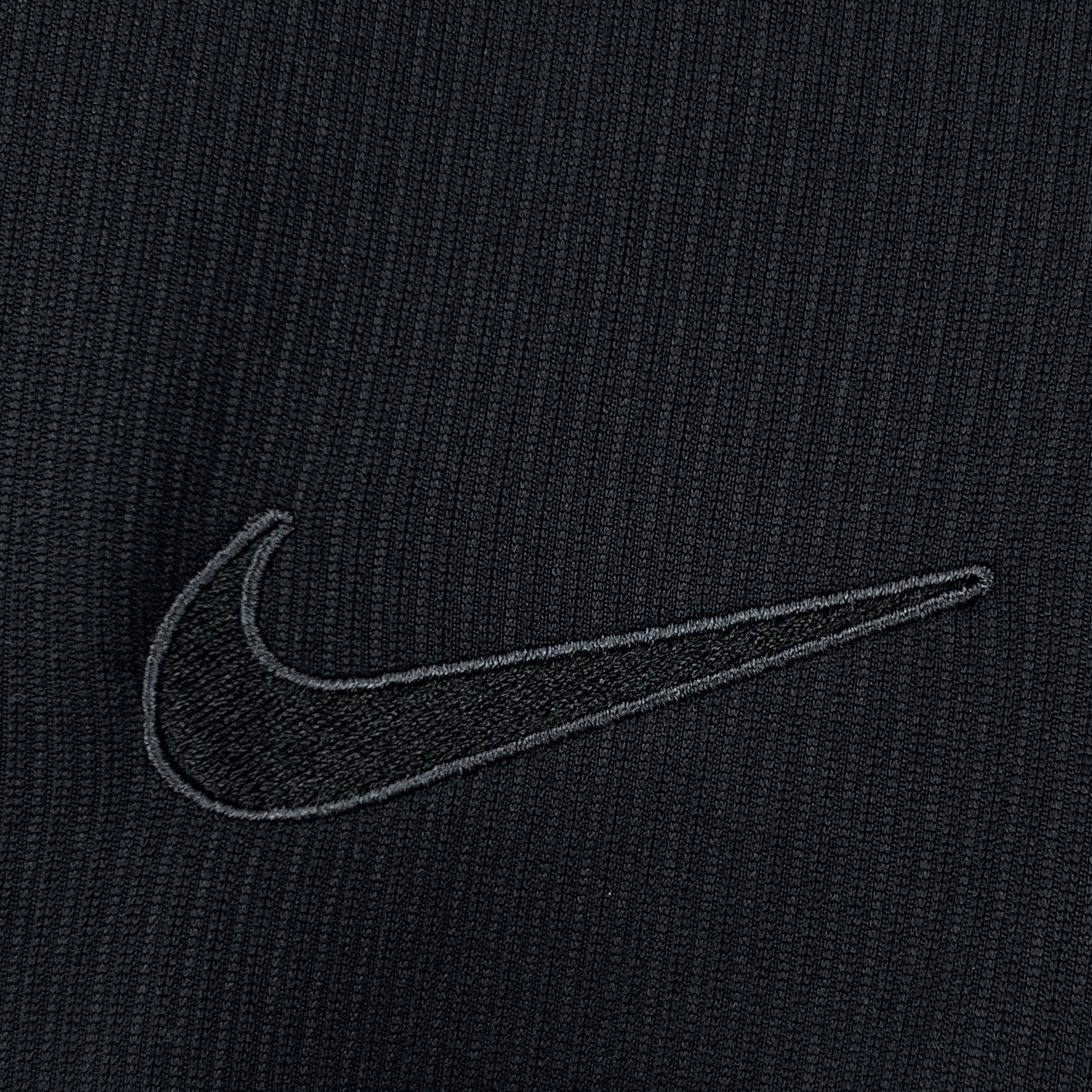 Norvège (Édition Coupe du Monde) Modèle entièrement noir, logos Nike et écusson de la Norvège en monochrome brillant. GoalKits