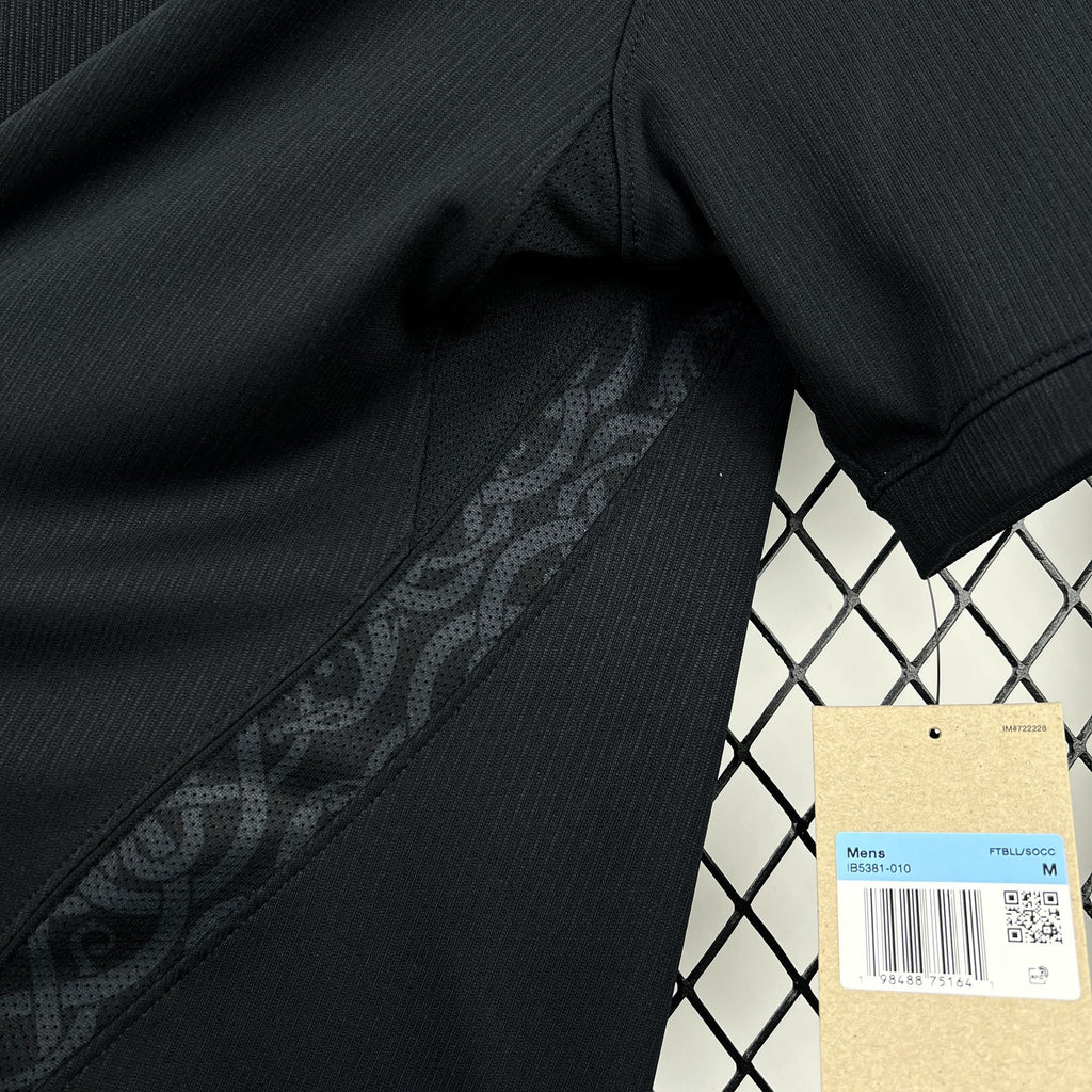 Norvège (Édition Coupe du Monde) Modèle entièrement noir, logos Nike et écusson de la Norvège en monochrome brillant. GoalKits