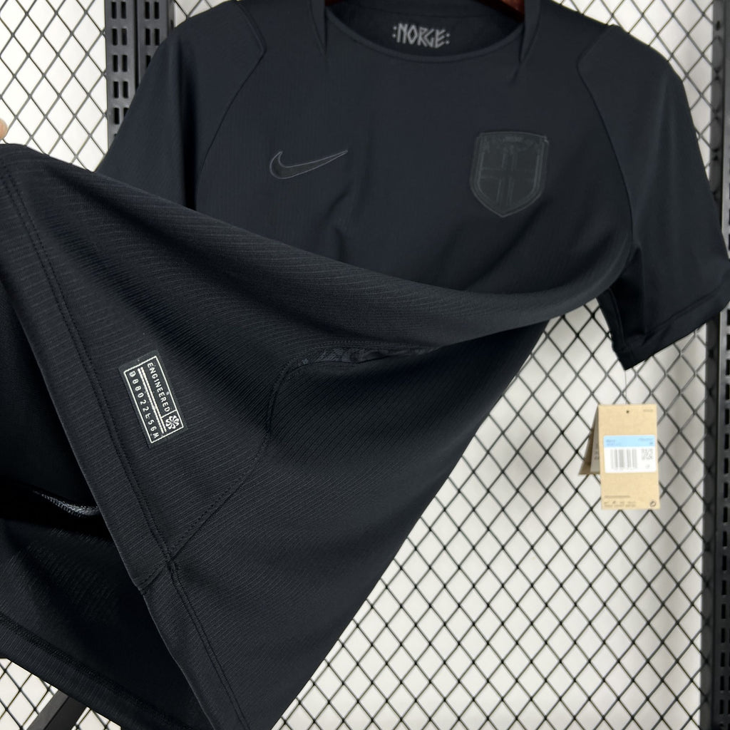 Norvège (Édition Coupe du Monde) Modèle entièrement noir, logos Nike et écusson de la Norvège en monochrome brillant. GoalKits