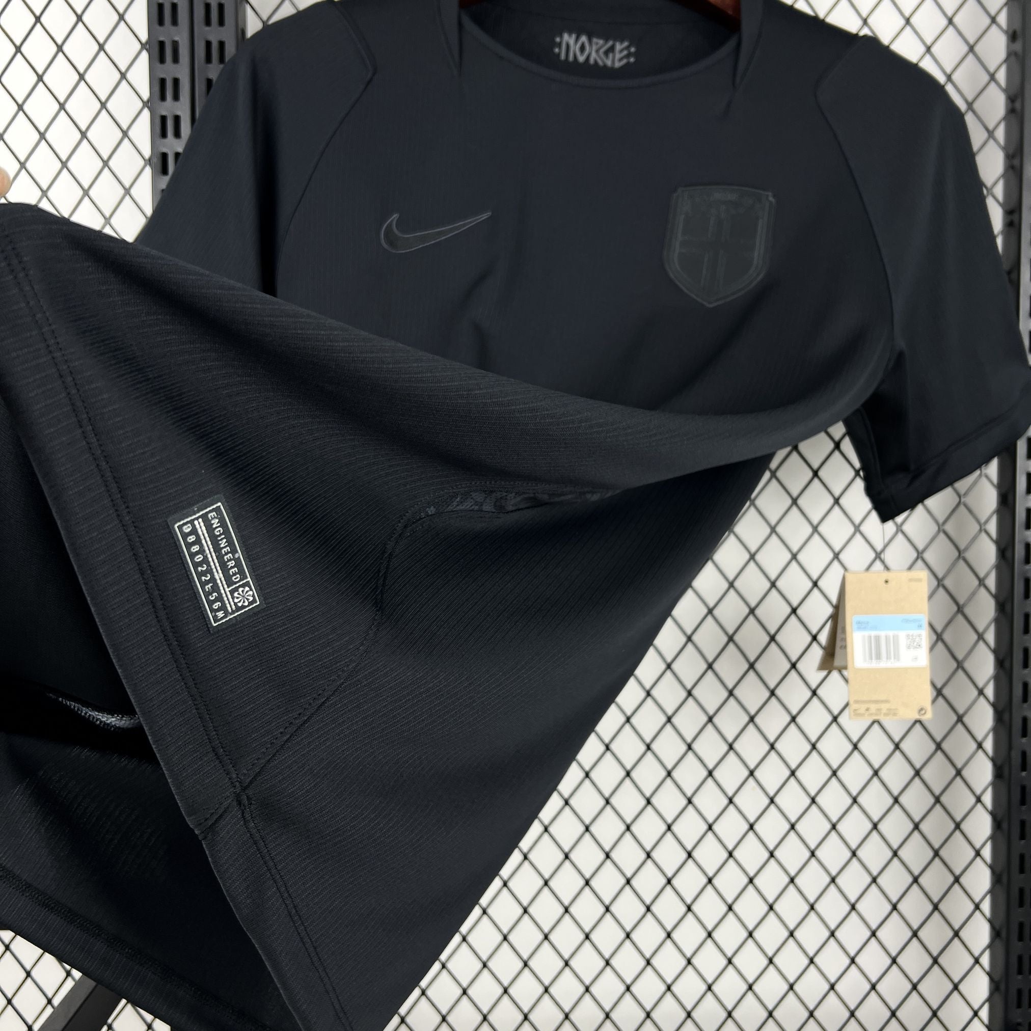 Norvège (Édition Coupe du Monde) Modèle entièrement noir, logos Nike et écusson de la Norvège en monochrome brillant. GoalKits