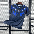 Uruguay (Édition Coupe du Monde) Bleu marine avec un motif circulaire de rayons bleus et blancs sur le torse, virgule Nike bleue et écusson de l'Uruguay centré sous quatre étoiles. GoalKits