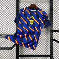 Espagne (Édition Coupe du Monde) Bleu royal, motifs géométriques en diagonale aux couleurs du drapeau (rouge et jaune), logo Adidas et écusson espagnol jaunes centrés. GoalKits