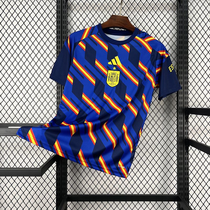 Espagne (Édition Coupe du Monde) Bleu royal, motifs géométriques en diagonale aux couleurs du drapeau (rouge et jaune), logo Adidas et écusson espagnol jaunes centrés. GoalKits