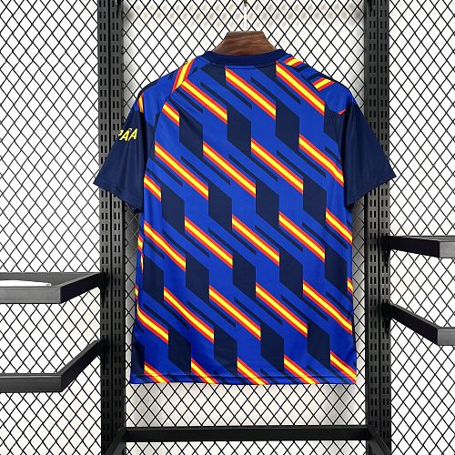 Espagne (Édition Coupe du Monde) Bleu royal, motifs géométriques en diagonale aux couleurs du drapeau (rouge et jaune), logo Adidas et écusson espagnol jaunes centrés. GoalKits