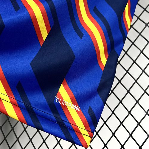 Espagne (Édition Coupe du Monde) Bleu royal, motifs géométriques en diagonale aux couleurs du drapeau (rouge et jaune), logo Adidas et écusson espagnol jaunes centrés. GoalKits