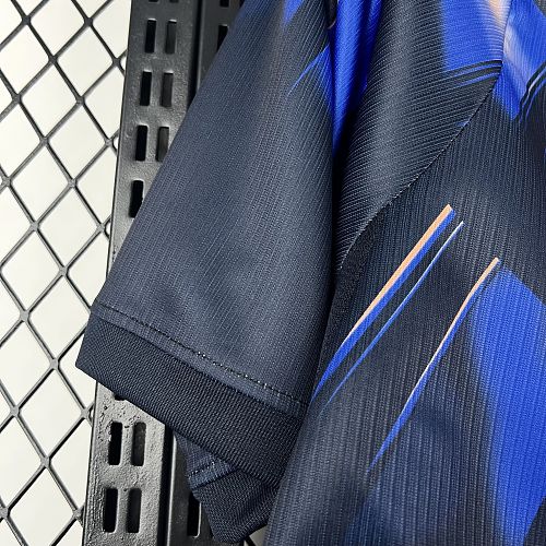 Uruguay (Édition Coupe du Monde) Bleu marine avec un motif circulaire de rayons bleus et blancs sur le torse, virgule Nike bleue et écusson de l'Uruguay centré sous quatre étoiles. GoalKits