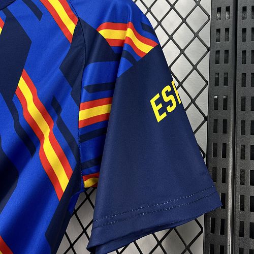 Espagne (Édition Coupe du Monde) Bleu royal, motifs géométriques en diagonale aux couleurs du drapeau (rouge et jaune), logo Adidas et écusson espagnol jaunes centrés. GoalKits